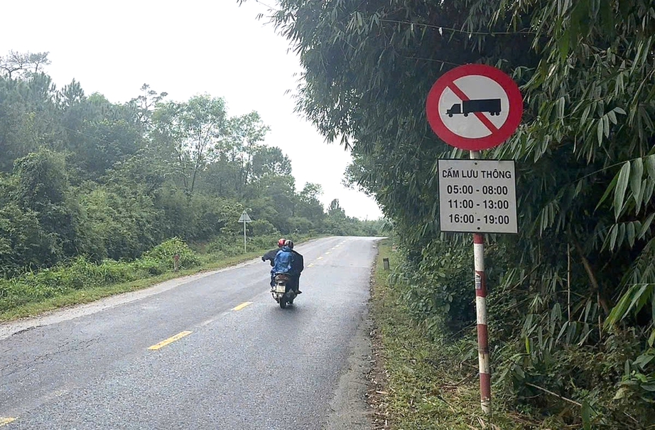 Xe chở quặng gia tăng tr&ecirc;n QL49, Huế t&iacute;nh phương &aacute;n cấm xe tải tr&ecirc;n 4 trục- Ảnh 3.