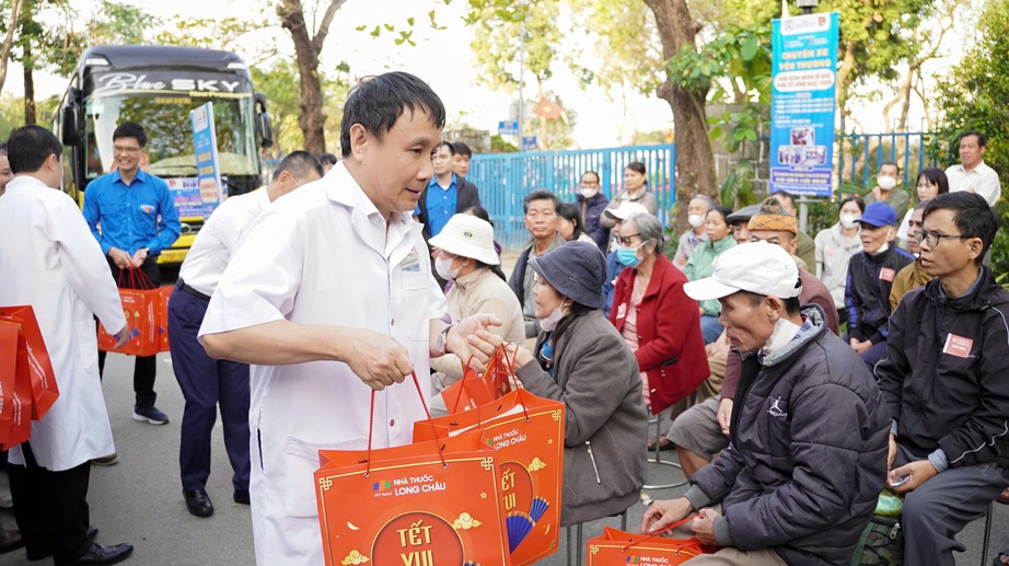 Huế: H&agrave;ng trăm bệnh nh&acirc;n kh&oacute; khăn được hỗ trợ xe về qu&ecirc; đ&oacute;n Tết - Ảnh 1.