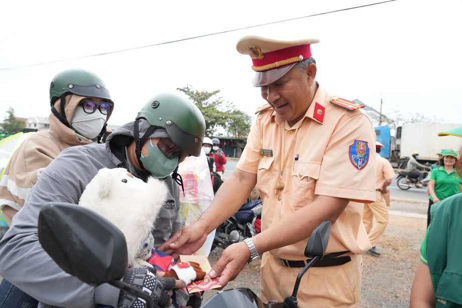 CSGT L&acirc;m Đồng ph&aacute;t 200 phần qu&agrave; hỗ trợ người d&acirc;n về qu&ecirc; ăn Tết- Ảnh 1.