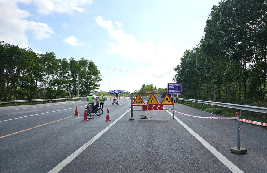 Th&ecirc;m biện ph&aacute;p đảm bảo ATGT khi lượng xe tr&ecirc;n tuyến cao tốc qua Huế tăng cao dịp Tết - Ảnh 2.