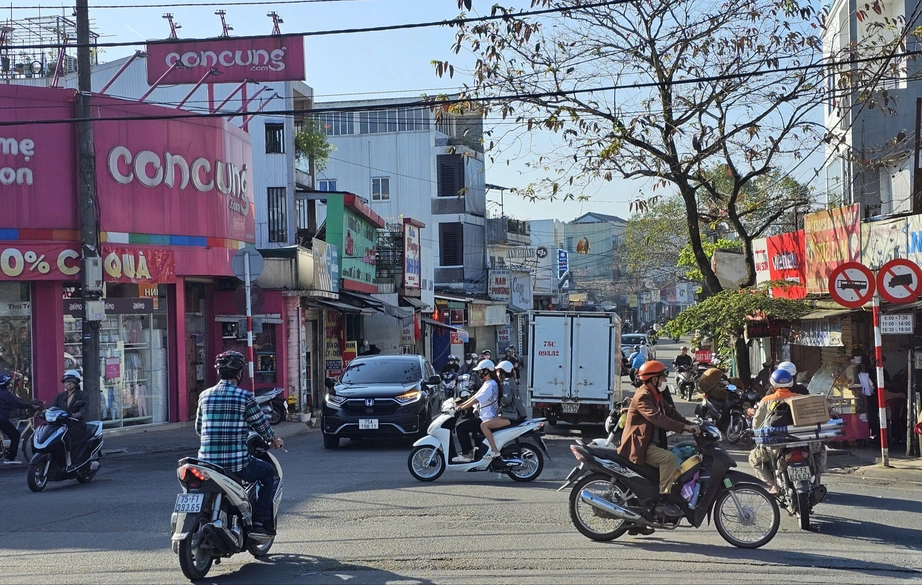 Huế: Sớm điều chỉnh bất cập ở một số n&uacute;t giao g&acirc;y mất an to&agrave;n giao th&ocirc;ng - Ảnh 1.