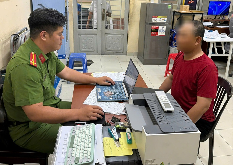 TP.HCM: C&ocirc;ng an l&agrave;m việc với bảo vệ hăm dọa t&agrave;i xế xe c&ocirc;ng nghệ- Ảnh 1.