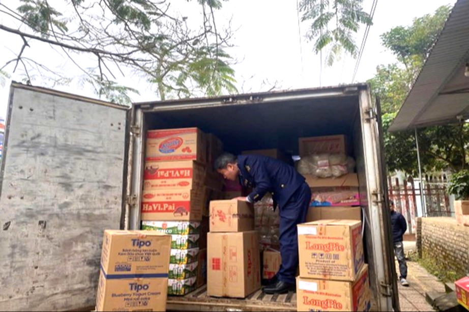 Th&aacute;i Nguy&ecirc;n: Mạnh tay xử l&yacute; h&agrave;ng lậu, ti&ecirc;u hủy nhiều l&ocirc; h&agrave;ng k&eacute;m chất lượng dịp Tết- Ảnh 2.