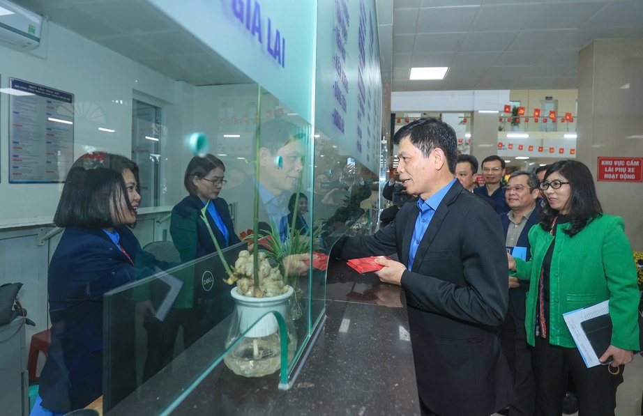 Thứ trưởng Lê Anh Tuấn: Mục tiêu cao nhất là phục vụ người dân về quê an toàn, văn minh- Ảnh 1. Thứ trưởng Lê Anh Tuấn: Mục tiêu cao nhất là phục vụ người dân về quê an toàn, văn minh- Ảnh 1.