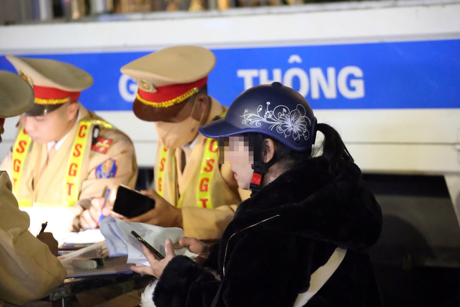 H&agrave; Nội: CSGT siết chặt kiểm so&aacute;t, nhiều t&agrave;i xế "ma men" bị tạm giữ xe sau tiệc tất ni&ecirc;n- Ảnh 5.