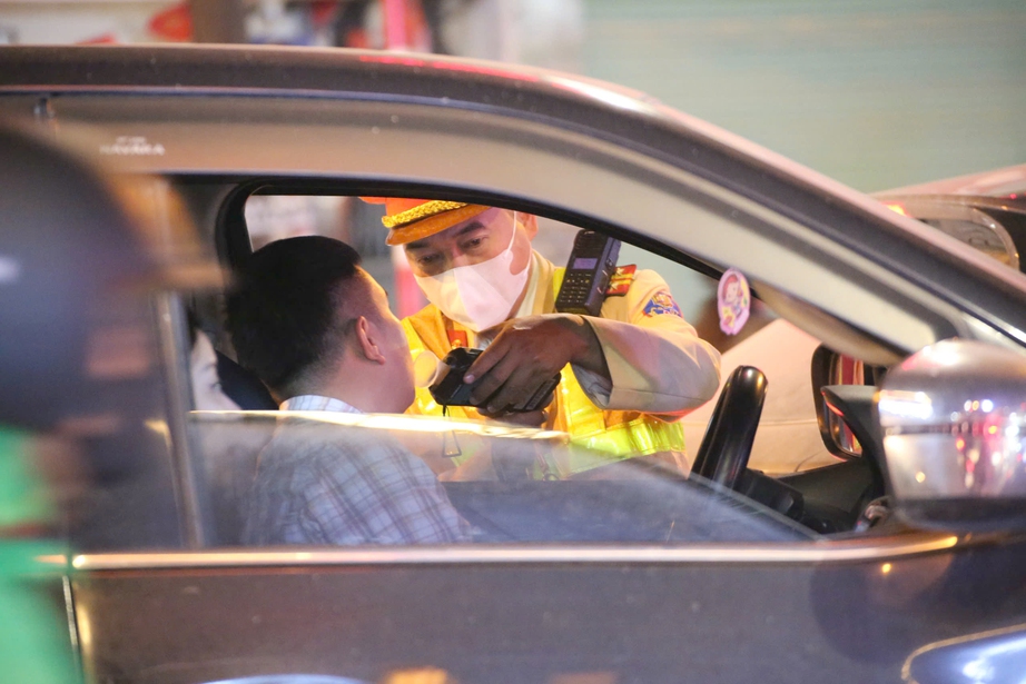 H&agrave; Nội: CSGT siết chặt kiểm so&aacute;t, nhiều t&agrave;i xế "ma men" bị tạm giữ xe sau tiệc tất ni&ecirc;n- Ảnh 1.