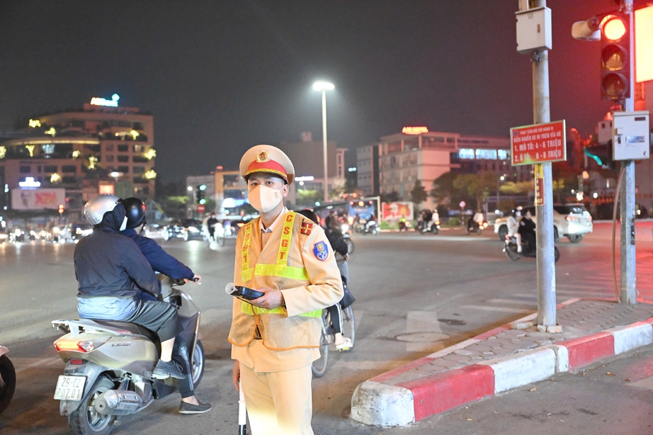 H&agrave; Nội: CSGT siết chặt kiểm so&aacute;t, nhiều t&agrave;i xế "ma men" bị tạm giữ xe sau tiệc tất ni&ecirc;n- Ảnh 4.