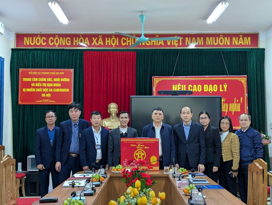 H&agrave; Nội trao hơn 2,7 triệu suất qu&agrave; Tết tới người c&oacute; c&ocirc;ng, ho&agrave;n cảnh kh&oacute; khăn- Ảnh 1.