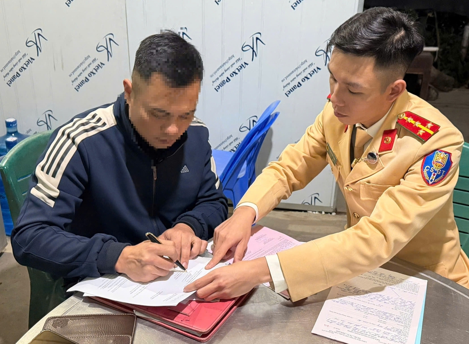 CSGT Tuy&ecirc;n Quang phạt t&agrave;i xế v&agrave; chủ phương tiện v&igrave; chở 12 xe m&aacute;y tr&ecirc;n n&oacute;c &ocirc; t&ocirc; kh&aacute;ch- Ảnh 1.