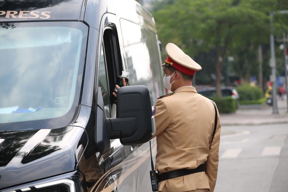 CSGT H&agrave; Nội xử l&yacute; hơn 100 t&agrave;i xế vi phạm nồng độ cồn ng&agrave;y 28 Tết- Ảnh 1.