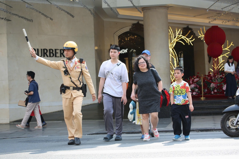 CSGT H&agrave; Nội xử l&yacute; hơn 100 t&agrave;i xế vi phạm nồng độ cồn ng&agrave;y 28 Tết- Ảnh 2.