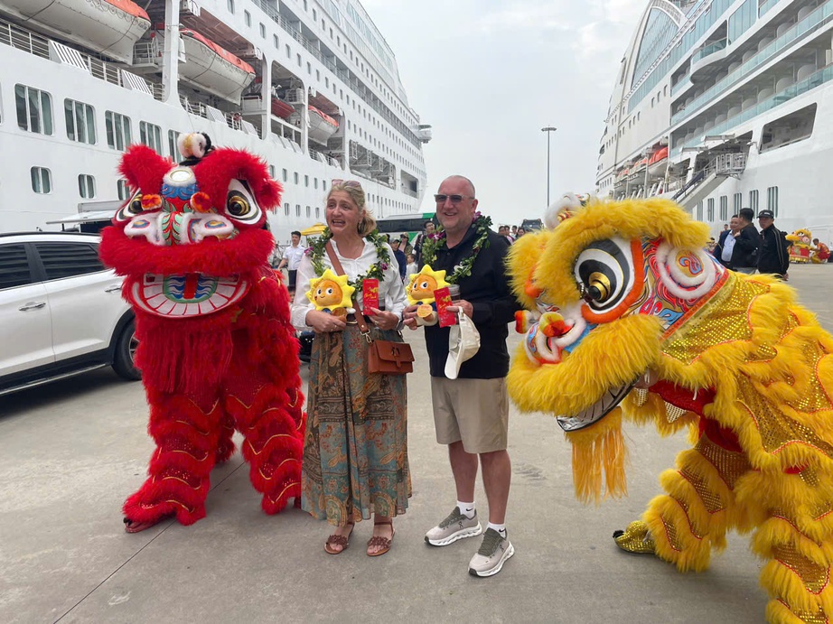 Hơn 2.000 du kh&aacute;ch quốc tế "x&ocirc;ng đất" Cảng t&agrave;u kh&aacute;ch quốc tế Hạ Long s&aacute;ng m&ugrave;ng 1 Tết- Ảnh 2.