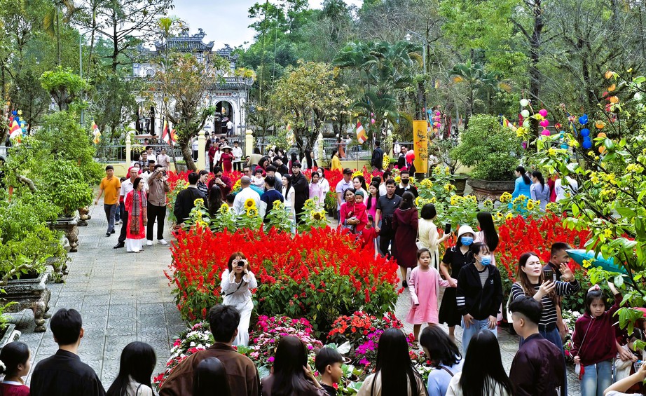 Người dân Quảng Trị nô nức đi lễ chùa ngày đầu năm mới- Ảnh 1. Người dân Quảng Trị nô nức đi lễ chùa ngày đầu năm mới- Ảnh 1.