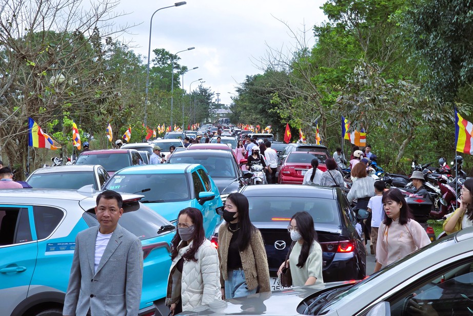 Người dân Quảng Trị nô nức đi lễ chùa ngày đầu năm mới- Ảnh 10. Người dân Quảng Trị nô nức đi lễ chùa ngày đầu năm mới- Ảnh 10.
