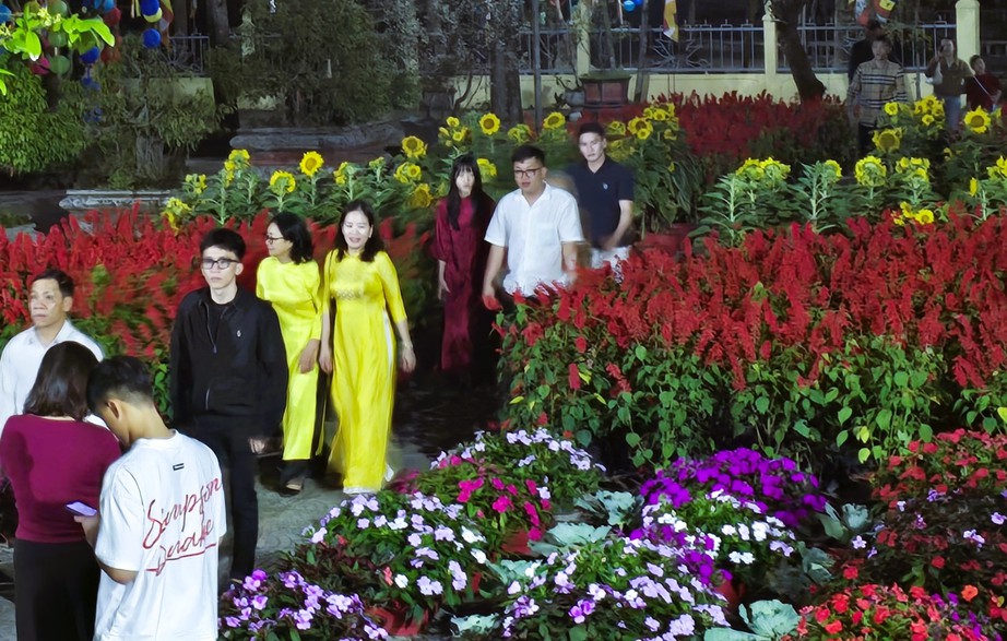 Người dân Quảng Trị nô nức đi lễ chùa ngày đầu năm mới- Ảnh 2. Người dân Quảng Trị nô nức đi lễ chùa ngày đầu năm mới- Ảnh 2.