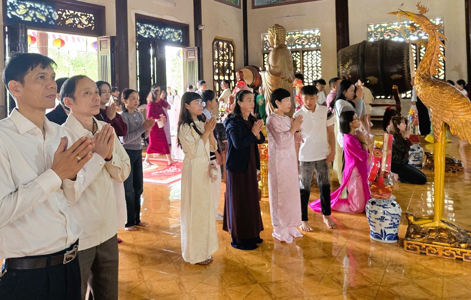 Người dân Quảng Trị nô nức đi lễ chùa ngày đầu năm mới- Ảnh 3. Người dân Quảng Trị nô nức đi lễ chùa ngày đầu năm mới- Ảnh 3.