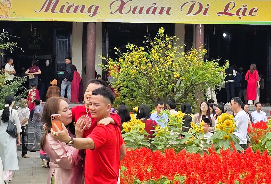 Người dân Quảng Trị nô nức đi lễ chùa ngày đầu năm mới- Ảnh 4. Người dân Quảng Trị nô nức đi lễ chùa ngày đầu năm mới- Ảnh 4.