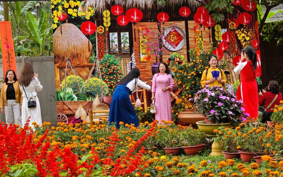 Người dân Quảng Trị nô nức đi lễ chùa ngày đầu năm mới- Ảnh 5. Người dân Quảng Trị nô nức đi lễ chùa ngày đầu năm mới- Ảnh 5.