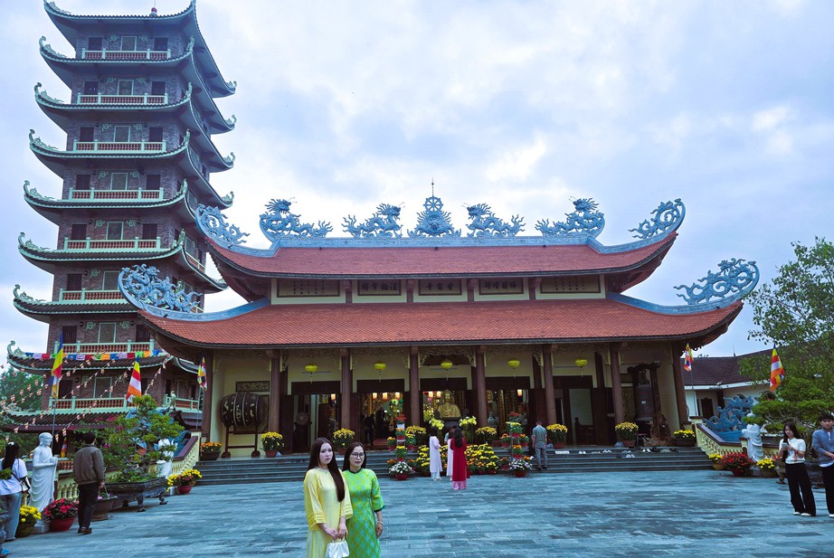 Người dân Quảng Trị nô nức đi lễ chùa ngày đầu năm mới- Ảnh 6. Người dân Quảng Trị nô nức đi lễ chùa ngày đầu năm mới- Ảnh 6.