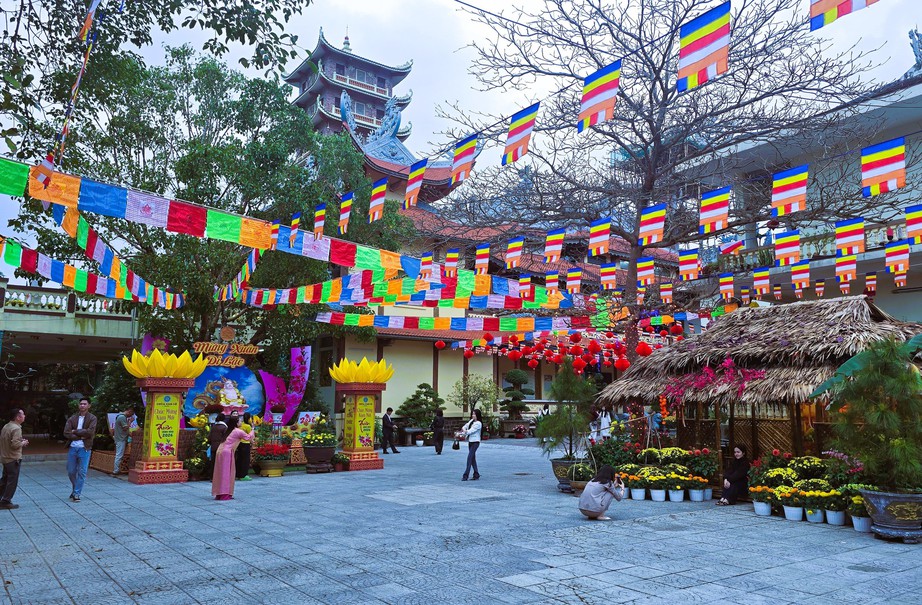 Người dân Quảng Trị nô nức đi lễ chùa ngày đầu năm mới- Ảnh 7. Người dân Quảng Trị nô nức đi lễ chùa ngày đầu năm mới- Ảnh 7.