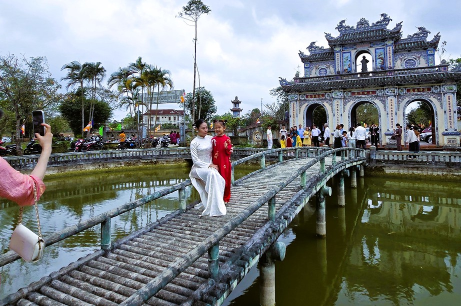 Người dân Quảng Trị nô nức đi lễ chùa ngày đầu năm mới- Ảnh 8. Người dân Quảng Trị nô nức đi lễ chùa ngày đầu năm mới- Ảnh 8.