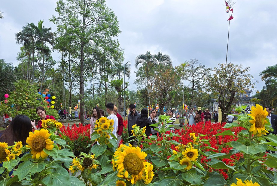 Người dân Quảng Trị nô nức đi lễ chùa ngày đầu năm mới- Ảnh 9. Người dân Quảng Trị nô nức đi lễ chùa ngày đầu năm mới- Ảnh 9.