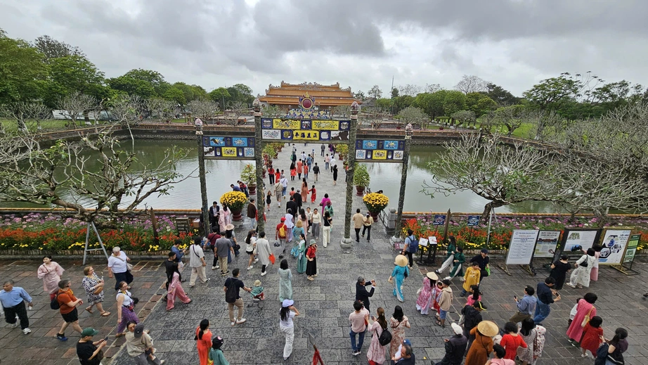 Đại nội Huế&nbsp;đ&oacute;n h&agrave;ng ngh&igrave;n du kh&aacute;ch tham quan miễn ph&iacute; ng&agrave;y đầu năm- Ảnh 1.