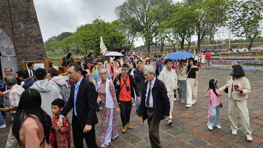 Đại nội Huế&nbsp;đ&oacute;n h&agrave;ng ngh&igrave;n du kh&aacute;ch tham quan miễn ph&iacute; ng&agrave;y đầu năm- Ảnh 7.