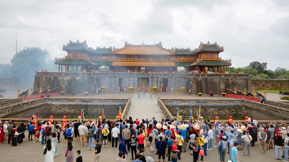 Đại nội Huế&nbsp;đ&oacute;n h&agrave;ng ngh&igrave;n du kh&aacute;ch tham quan miễn ph&iacute; ng&agrave;y đầu năm- Ảnh 9.