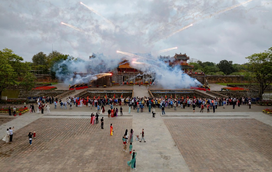 Đại nội Huế&nbsp;đ&oacute;n h&agrave;ng ngh&igrave;n du kh&aacute;ch tham quan miễn ph&iacute; ng&agrave;y đầu năm- Ảnh 13.