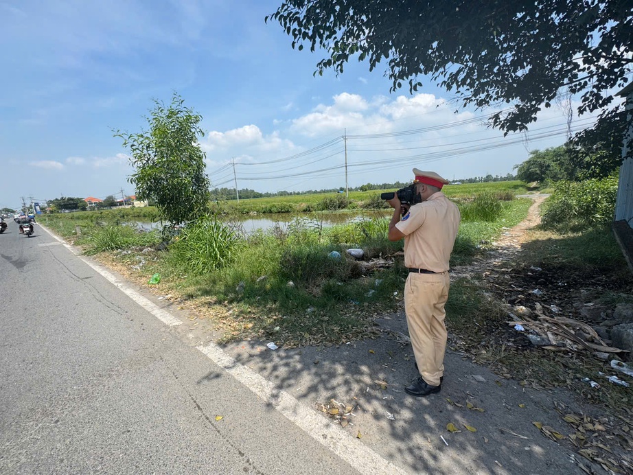 TP.HCM: Xử lý nghiêm vi phạm nồng độ cồn và tốc độ trong cao điểm Tết 2026- Ảnh 2. TP.HCM: Xử lý nghiêm vi phạm nồng độ cồn và tốc độ trong cao điểm Tết 2026- Ảnh 2.