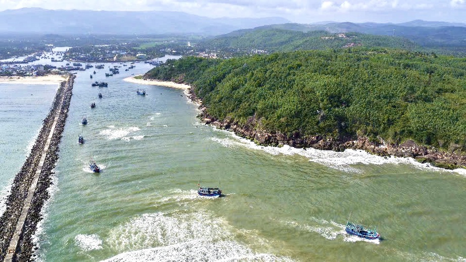 Gia Lai: T&agrave;u thuyền hối hả vươn khơi b&aacute;m biển đầu xu&acirc;n- Ảnh 12.