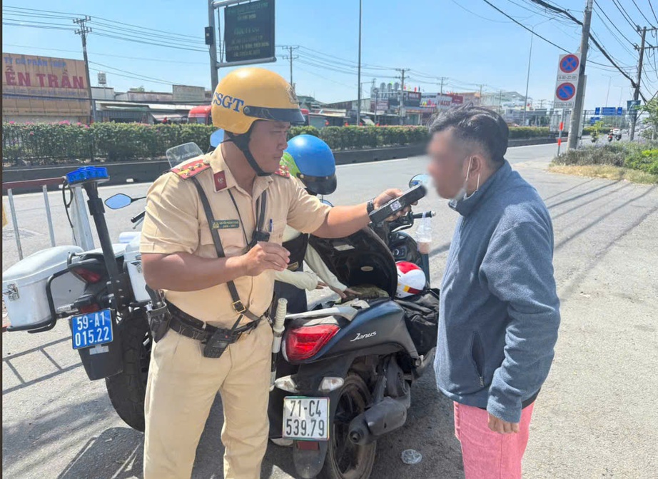TP.HCM: Xử lý nghiêm vi phạm nồng độ cồn và tốc độ trong cao điểm Tết 2026- Ảnh 1. TP.HCM: Xử lý nghiêm vi phạm nồng độ cồn và tốc độ trong cao điểm Tết 2026- Ảnh 1.
