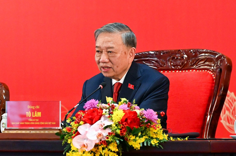B&agrave;i viết của Tổng B&iacute; thư T&ocirc; L&acirc;m: Vững bước dưới cờ Đảng- Ảnh 1.