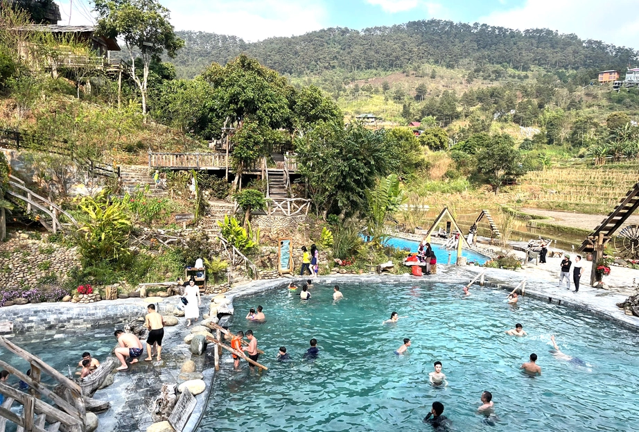 Lào Cai đón 250.000 lượt khách du lịch, doanh thu 700 tỷ đồng 5 ngày Tết- Ảnh 2. Lào Cai đón 250.000 lượt khách du lịch, doanh thu 700 tỷ đồng 5 ngày Tết- Ảnh 2.