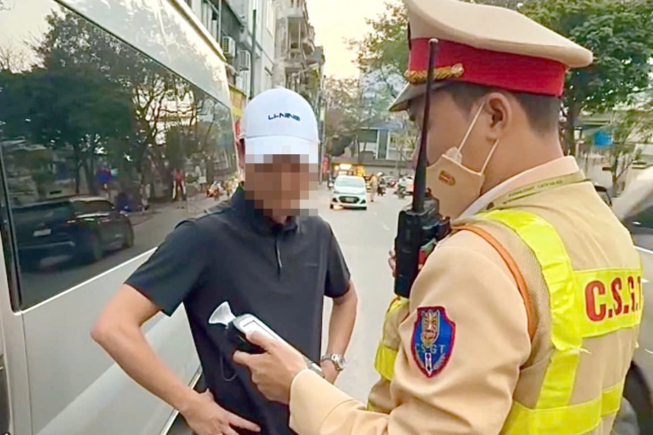 Hà Nội: Liên tiếp phát hiện tài xế taxi công nghệ và xe khách vi phạm nồng độ cồn- Ảnh 1. Hà Nội: Liên tiếp phát hiện tài xế taxi công nghệ và xe khách vi phạm nồng độ cồn- Ảnh 1.