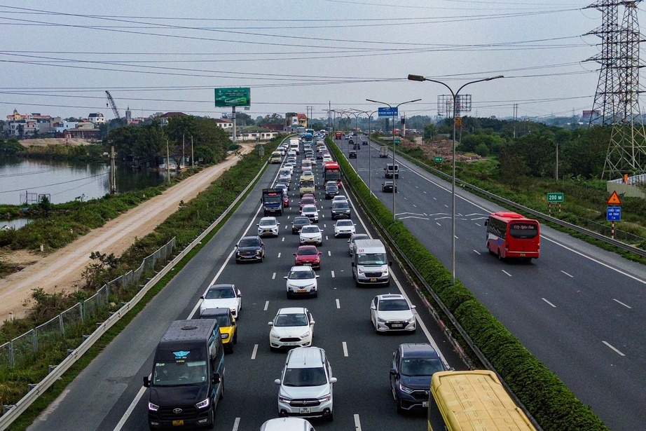 H&agrave; Nội: CSGT ph&acirc;n luồng qua camera AI, khuyến c&aacute;o t&agrave;i xế lưu th&ocirc;ng an to&agrave;n sau kỳ nghỉ Tết- Ảnh 11.