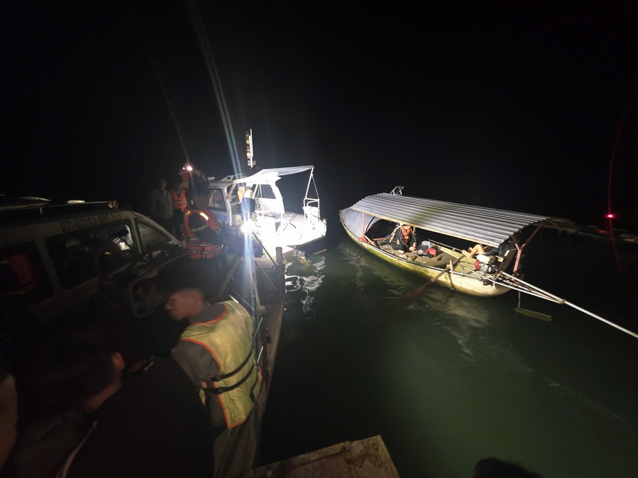 Tỉnh ủy L&agrave;o Cai chỉ đạo khắc phục hậu quả vụ lật t&agrave;u chở kh&aacute;ch khiến 6 người mất t&iacute;ch- Ảnh 2.