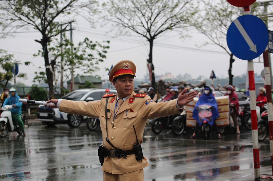 H&agrave; Nội: CSGT ph&acirc;n luồng qua camera AI, khuyến c&aacute;o t&agrave;i xế lưu th&ocirc;ng an to&agrave;n sau kỳ nghỉ Tết- Ảnh 9.