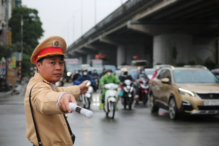 H&agrave; Nội: CSGT ph&acirc;n luồng qua camera AI, khuyến c&aacute;o t&agrave;i xế lưu th&ocirc;ng an to&agrave;n sau kỳ nghỉ Tết- Ảnh 1.