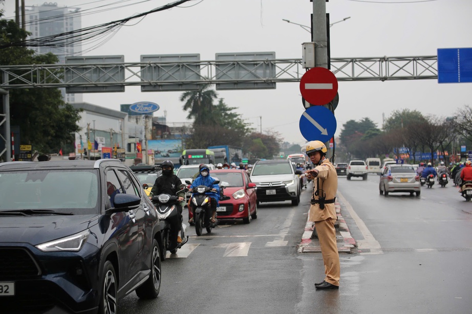 H&agrave; Nội: CSGT ph&acirc;n luồng qua camera AI, khuyến c&aacute;o t&agrave;i xế lưu th&ocirc;ng an to&agrave;n sau kỳ nghỉ Tết- Ảnh 8.