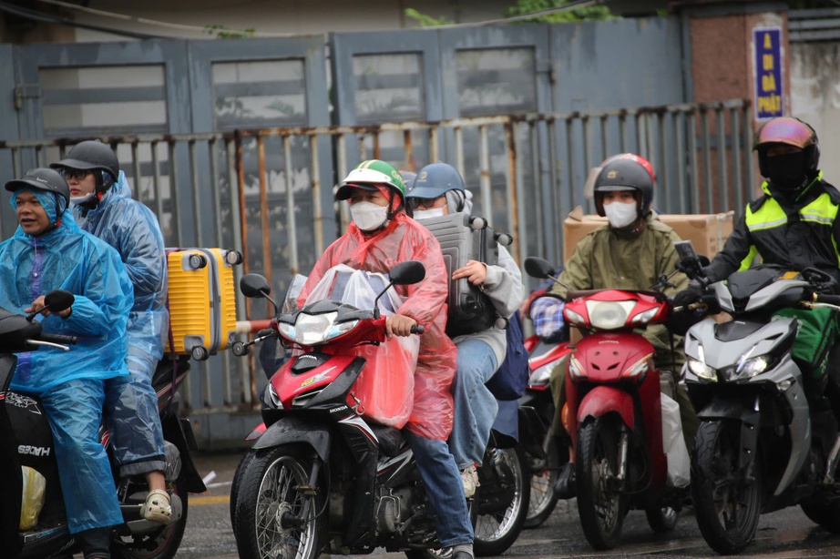 H&agrave; Nội: CSGT ph&acirc;n luồng qua camera AI, khuyến c&aacute;o t&agrave;i xế lưu th&ocirc;ng an to&agrave;n sau kỳ nghỉ Tết- Ảnh 5.