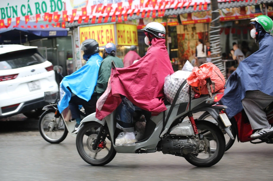H&agrave; Nội: CSGT ph&acirc;n luồng qua camera AI, khuyến c&aacute;o t&agrave;i xế lưu th&ocirc;ng an to&agrave;n sau kỳ nghỉ Tết- Ảnh 4.