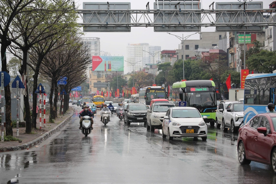 H&agrave; Nội: CSGT ph&acirc;n luồng qua camera AI, khuyến c&aacute;o t&agrave;i xế lưu th&ocirc;ng an to&agrave;n sau kỳ nghỉ Tết- Ảnh 2.