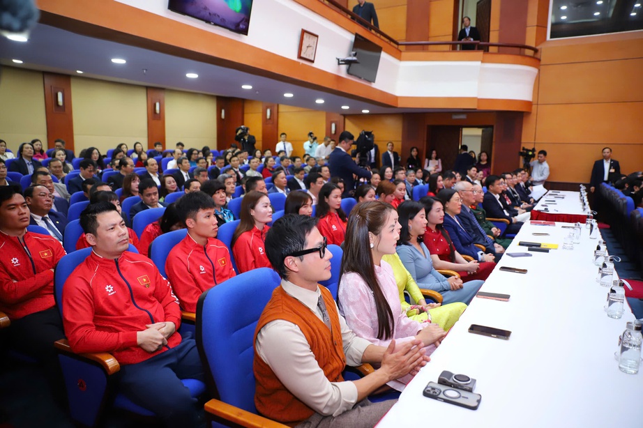 Thủ tướng Phạm Minh Ch&iacute;nh thăm, ch&uacute;c Tết v&agrave; l&agrave;m việc với Bộ Văn h&oacute;a, Thể thao v&agrave; Du lịch- Ảnh 7.