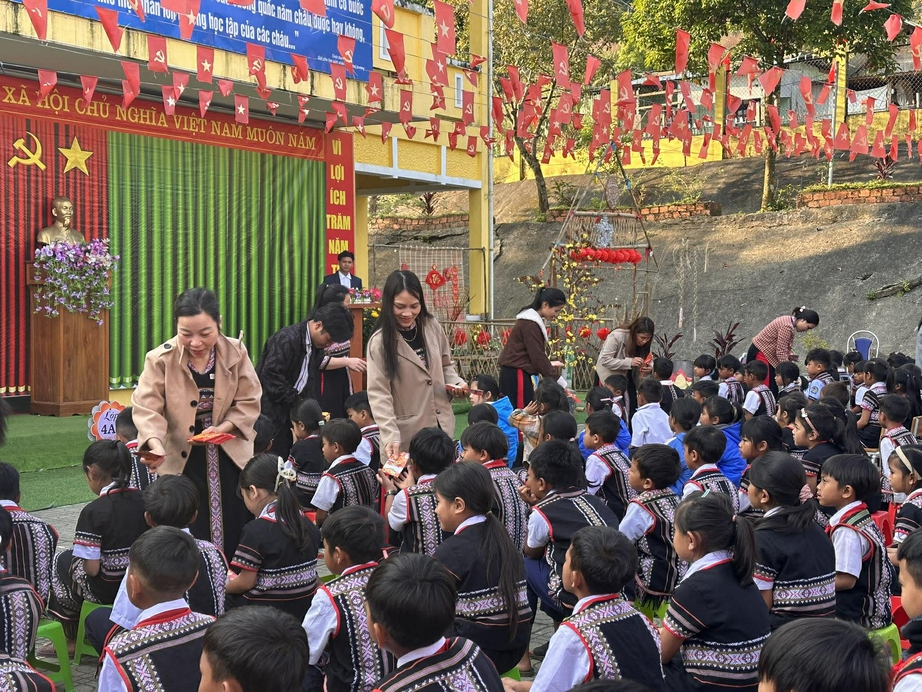 Thầy c&ocirc; gi&aacute;o chung tay g&oacute;p tiền l&igrave; x&igrave; cho học sinh miền n&uacute;i Đ&agrave; Nẵng đến trường- Ảnh 3.