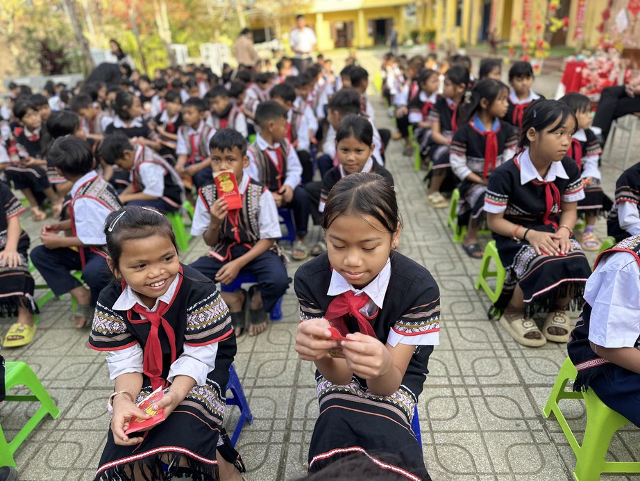 Thầy c&ocirc; gi&aacute;o chung tay g&oacute;p tiền l&igrave; x&igrave; cho học sinh miền n&uacute;i Đ&agrave; Nẵng đến trường- Ảnh 4.