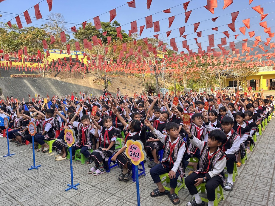 Thầy c&ocirc; gi&aacute;o chung tay g&oacute;p tiền l&igrave; x&igrave; cho học sinh miền n&uacute;i Đ&agrave; Nẵng đến trường- Ảnh 1.