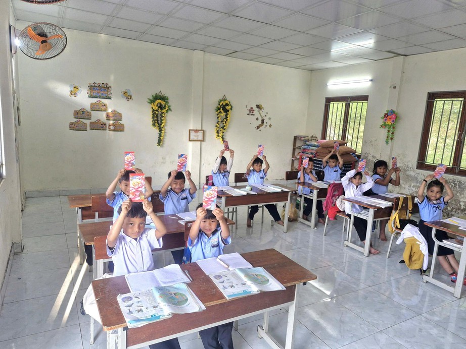 Thầy c&ocirc; gi&aacute;o chung tay g&oacute;p tiền l&igrave; x&igrave; cho học sinh miền n&uacute;i Đ&agrave; Nẵng đến trường- Ảnh 5.