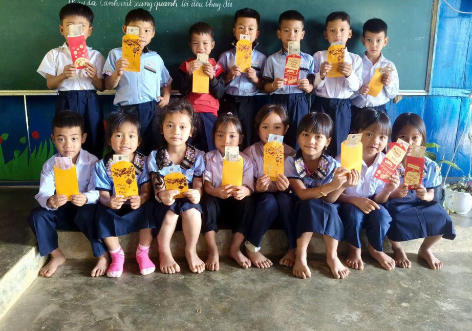 Thầy c&ocirc; gi&aacute;o chung tay g&oacute;p tiền l&igrave; x&igrave; cho học sinh miền n&uacute;i Đ&agrave; Nẵng đến trường- Ảnh 2.